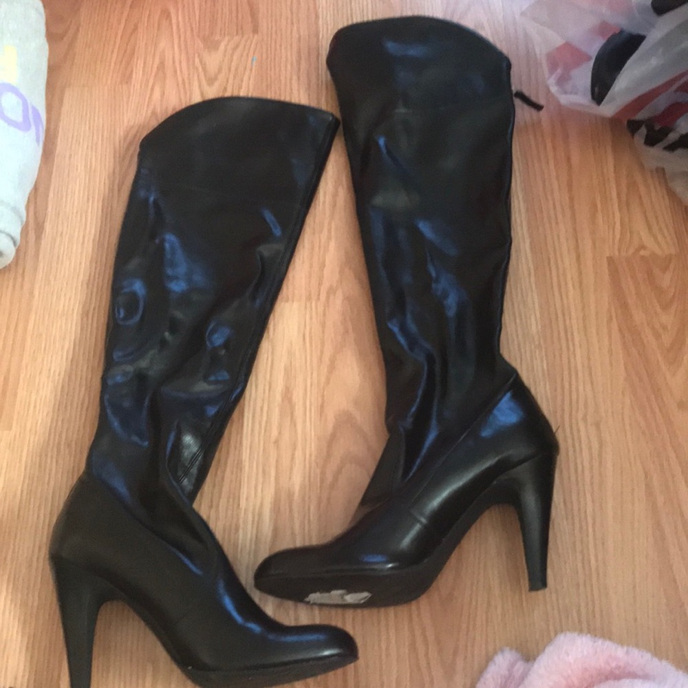 KNEE HIGH BLACK HEELED BOOTS